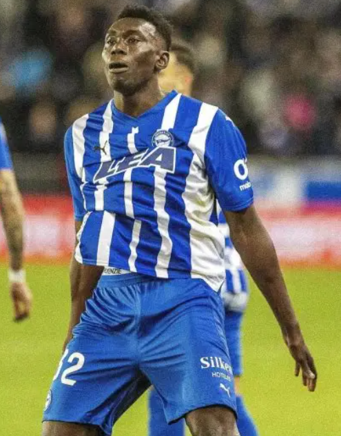 英超双雄竞逐:阿格霍瓦转会风云起