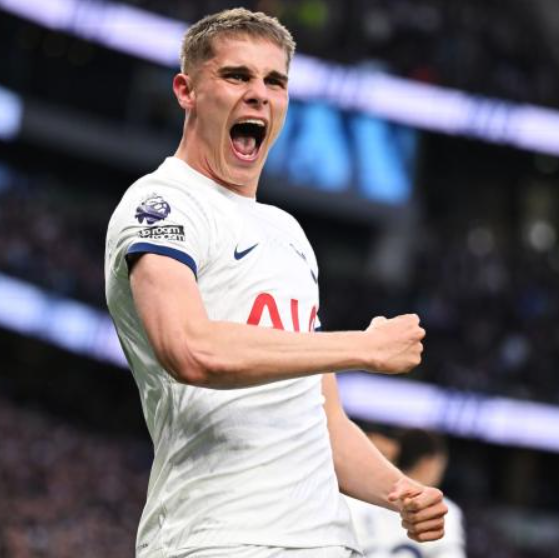 <a href='https://www.www.nairuan.cn/news/tag/267.html' style='color: blue;'>英超</a>赛场:热刺大胜埃弗顿,范德芬荣膺队内最佳