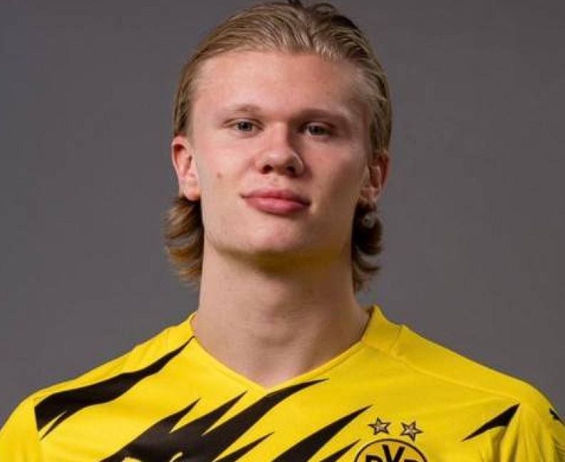 近日,西班牙足球转会市场传出了一则备受瞩目的消息,皇马与挪威锋线新星哈兰德之间的转会传闻引发了广泛关注。据西班牙知名记者Jorge Picón在相关渠道透露,这一传闻并非毫无根据的猜测。 从哈兰德本人的意愿来看,有可靠消息源——哈兰德身边人士证实,这位年轻且极具天赋的球员内心深处十分渴望能够身披皇马的白色战袍,为这支<a href='https://www.www.nairuan.cn/news/tag/284.html' style='color: blue;'>西甲</a>豪门效力。哈兰德作为当今足坛备受瞩目的新生代前锋,其出色的身体素质、门前嗅觉以及强大的得分能力,使他成为了众多豪门俱乐部觊觎的对象。而皇马,作为欧洲足坛的顶级豪门,拥有悠久的历史、辉煌的战绩以及庞大的球迷基础,对于任何有追求的球员来说,都具有极大的吸引力。 与此同时,西班牙媒体还报道了另一则与皇马阵容变动相关的消息。如果皇马阵中的巴西球星维尼修斯选择离开球队,那么皇马管理层极有可能将引进哈兰德作为重要的补强举措。Jorge Picón在播客节目中进一步阐述了相关情况,他提到哈兰德的经纪人皮门塔曾多次公开强调,球员在职业生涯的规划上拥有高度的自主权,他掌控着自己的命运走向。并且,哈兰德与<a href='https://www.www.nairuan.cn/news/tag/268.html' style='color: blue;'>曼城</a>之间存在解约金条款这一特殊情况,尽管目前该条款的具体金额尚未向外界公布,但这无疑为哈兰德未来的转会提供了一种潜在的可能性。 Jorge Picón还针对哈兰德加盟皇马的可能性与维尼修斯的处境之间的关系发表了看法。他指出,目前维尼修斯并未完全拒绝与皇马续约,双方都秉持着积极的态度,相信能够达成新的协议。然而,一旦维尼修斯最终决定留队,那么哈兰德加盟皇马的可能性将会大幅降低。毕竟,皇马在阵容构建上需要综合考虑多个因素,包括球员的位置、战术体系以及薪资结构等。 综上所述,皇马与哈兰德之间的转会传闻并非空穴来风,它涉及到球员的个人意愿、俱乐部的阵容规划以及复杂的转会条款等多个方面。未来,这一传闻将如何发展,哈兰德是否会真的披上皇马的战袍,值得我们持续关注。