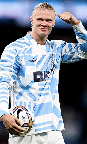 近日,西班牙足球转会市场传出了一则备受瞩目的消息,皇马与挪威锋线新星哈兰德之间的转会传闻引发了广泛关注。据西班牙知名记者Jorge Picón在相关渠道透露,这一传闻并非毫无根据的猜测。 从哈兰德本人的意愿来看,有可靠消息源——哈兰德身边人士证实,这位年轻且极具天赋的球员内心深处十分渴望能够身披皇马的白色战袍,为这支西甲豪门效力。哈兰德作为当今足坛备受瞩目的新生代前锋,其出色的身体素质、门前嗅觉以及强大的得分能力,使他成为了众多豪门俱乐部觊觎的对象。而皇马,作为欧洲足坛的顶级豪门,拥有悠久的历史、辉煌的战绩以及庞大的球迷基础,对于任何有追求的球员来说,都具有极大的吸引力。 与此同时,西班牙媒体还报道了另一则与皇马阵容变动相关的消息。如果皇马阵中的巴西球星维尼修斯选择离开球队,那么皇马管理层极有可能将引进哈兰德作为重要的补强举措。Jorge Picón在播客节目中进一步阐述了相关情况,他提到哈兰德的经纪人皮门塔曾多次公开强调,球员在职业生涯的规划上拥有高度的自主权,他掌控着自己的命运走向。并且,哈兰德与曼城之间存在解约金条款这一特殊情况,尽管目前该条款的具体金额尚未向外界公布,但这无疑为哈兰德未来的转会提供了一种潜在的可能性。 Jorge Picón还针对哈兰德加盟皇马的可能性与维尼修斯的处境之间的关系发表了看法。他指出,目前维尼修斯并未完全拒绝与皇马续约,双方都秉持着积极的态度,相信能够达成新的协议。然而,一旦维尼修斯最终决定留队,那么哈兰德加盟皇马的可能性将会大幅降低。毕竟,皇马在阵容构建上需要综合考虑多个因素,包括球员的位置、战术体系以及薪资结构等。 综上所述,皇马与哈兰德之间的转会传闻并非空穴来风,它涉及到球员的个人意愿、俱乐部的阵容规划以及复杂的转会条款等多个方面。未来,这一传闻将如何发展,哈兰德是否会真的披上皇马的战袍,值得我们持续关注。