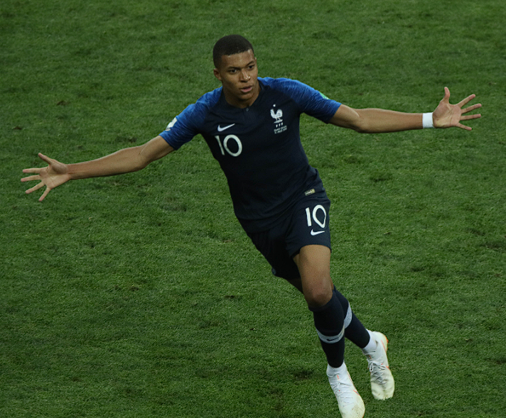 <a href='https://www.www.nairuan.cn/news/tag/286.html' style='color: blue;'>皇马</a>主场力克瓦伦西亚:姆巴佩梅开二度闪耀伯纳乌