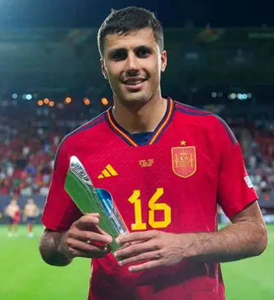 瓜帅看好罗德里赛季后程发力,伤病疑云笼罩其未来走向