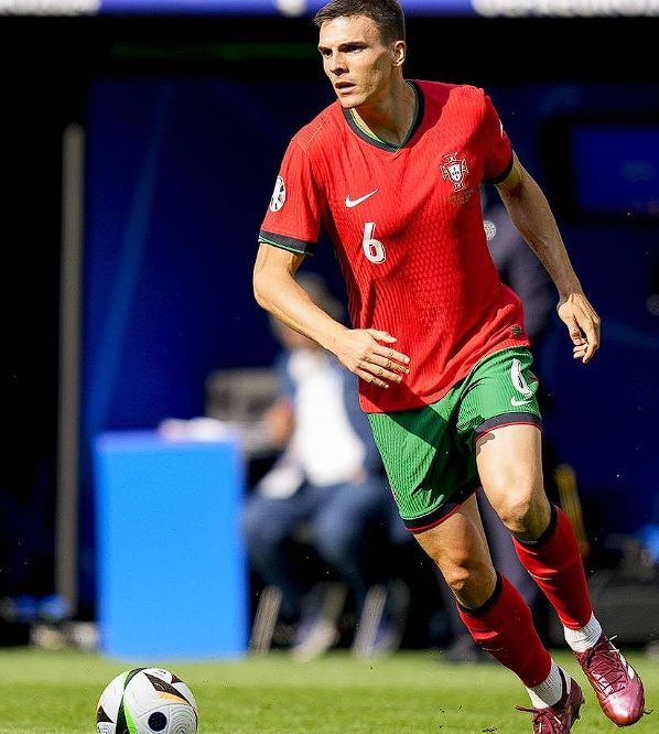 热刺主帅弗兰克谈帕利尼亚未来:短期满意与长期规划的战术权衡