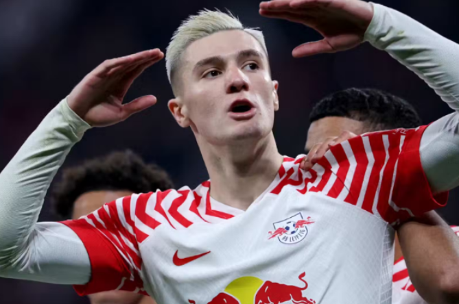 曼联锋线伤情牵动人心:舍什科替补登场后伤退,检查待定伤势