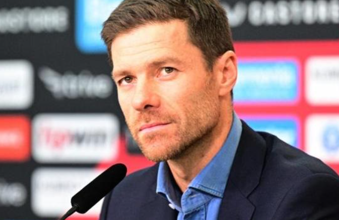 皇马更衣室风云:阿隆索管理困境与教练危机探析