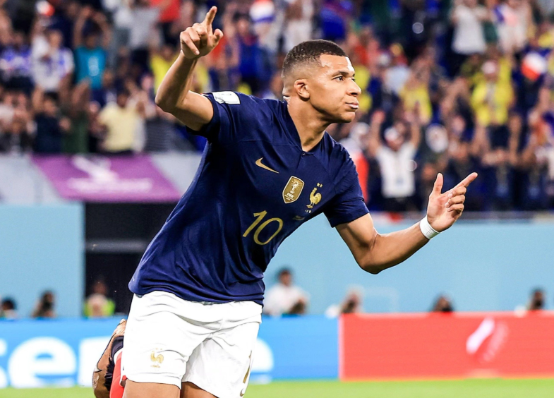 在11月12日这一时间节点，国际足坛迎来了国际比赛日。在此期间，法甲联赛的各支球队均有球员受到各自国家队的征召，这一现象在法甲联赛中引发了广泛关注，其中巴黎圣日耳曼俱乐部受到的影响最为显著。 巴黎圣日耳曼，作为法<a href='https://www.www.nairuan.cn/news/tag/339.html' style='color: blue;'>国足</a>球的标志性俱乐部，一直以来都拥有众多实力出众的球员。这些球员凭借在法甲赛场上的出色发挥，成功吸引了各自国家队的目光。在此次国际比赛日，巴黎圣日耳曼成为了受征召球员数量最多的俱乐部，共有18名球员被各级国家队征召。这一庞大的数字不仅体现了巴黎圣日耳曼球员的广泛影响力，也反映出该俱乐部在培养和输送国际球员方面的重要地位。这些被征召的球员涵盖了多个位置，从前锋到后卫，从门将到中场，几乎每个位置都有球员入选国家队。他们将代表各自的祖国，在不同的国际赛场上展现自己的实力，为国家的荣誉而战。 紧随巴黎圣日耳曼之后的是<a href='https://www.www.nairuan.cn/news/tag/590.html' style='color: blue;'>雷恩</a>俱乐部。雷恩在法甲联赛中同样是一支具有竞争力的球队，其球员的实力也不容小觑。在此次国际比赛日，雷恩共有12名球员被各级国家队征召，位居法甲俱乐部被征召球员数量的次席。雷恩的这些被征召球员同样在各自的岗位上发挥着重要作用，他们的入选不仅是对个人能力的认可，也是对雷恩俱乐部整体实力的一种肯定。 除了巴黎圣日耳曼和雷恩之外，法甲联赛中的其他俱乐部也有球员被国家队征召，但数量相对较少。这些球员的入选，进一步丰富了国家队的人员选择，也为法甲联赛在国际足坛赢得了更多的关注。 国际比赛日对于法甲俱乐部来说，既是一种荣誉，也是一种<a href='https://www.www.nairuan.cn/news/tag/1129453.html' style='color: blue;'>挑战</a>。球员被国家队征召，意味着俱乐部需要在一段时间内失去这些核心球员，这可能会对俱乐部的比赛成绩产生一定的影响。但从长远来看，球员在国际赛场上的锻炼和成长，也将为俱乐部带来更多的回报。