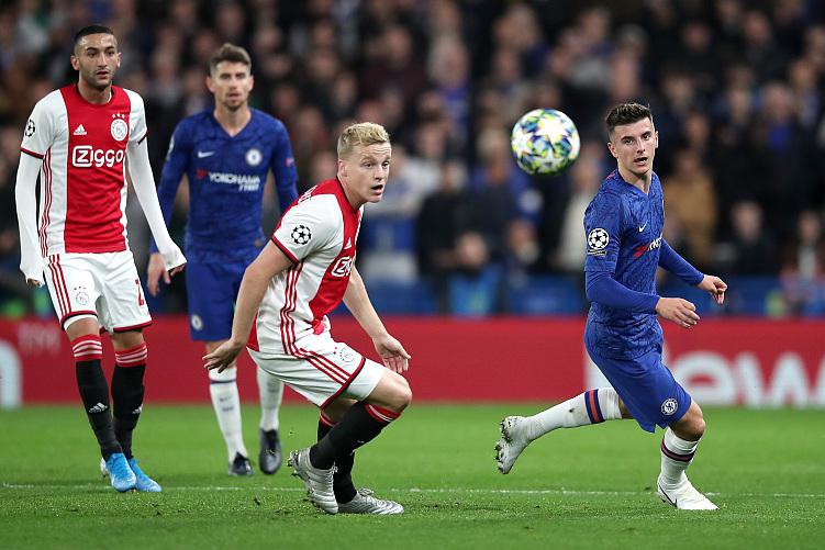 阿贾克斯欧冠悲歌:从巅峰到深渊的坠落