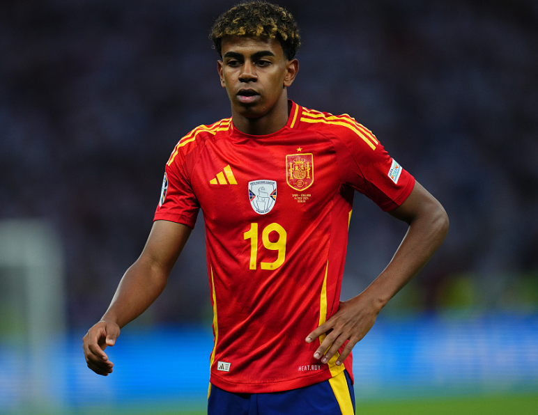 斯内德盛赞巴萨新星亚马尔:新一代梅西,未来可期