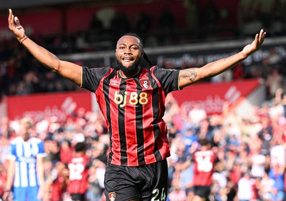 英超豪门竞逐塞梅尼奥:转会市场焦点人物的动态追踪