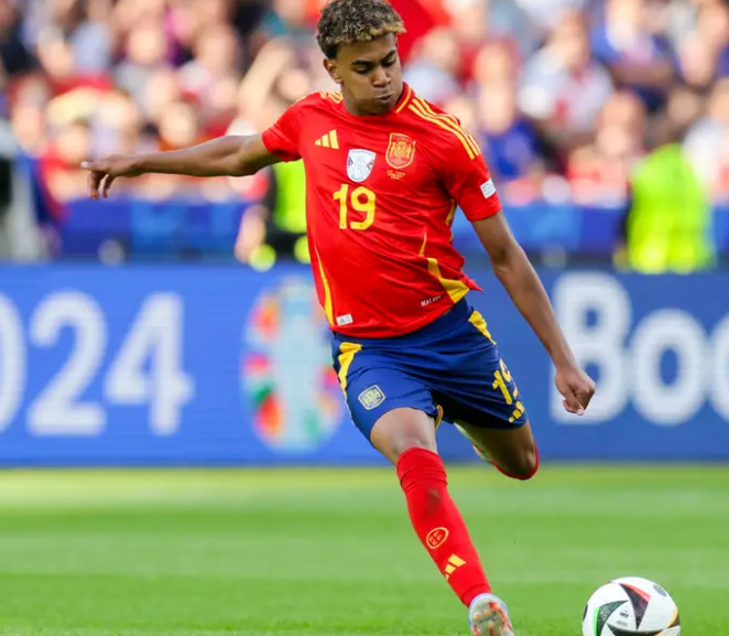 切尔西小胜巴萨,埃斯特旺谦逊表态并盛赞亚马尔