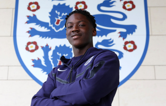 曼联重建进行时:阵容调整与转会风云