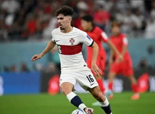 欧冠激战：维蒂尼亚帽子戏法助力巴黎逆转，畅谈赛场感悟