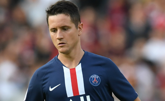 现效力于博卡青年的36岁西班牙中场球员埃雷拉,近期受邀做客一档节目。在节目中,他围绕球员生涯、薪资等话题展开了深入且坦诚的分享。 在谈及球员薪资发放方式时,埃雷拉详细介绍了不同国家的情况。他指出,在西班牙的<a href='/news/tag/328.html' style='color: blue;'>足球</a>领域,球员薪资的支付模式较为独特。球员每个月仅仅能够领取到工资中的一小部分金额。整个合同所规定的薪资并非一次性发放,而是分两次进行支付,支付时间分别设定在六月和十二月。与之形成鲜明对比的是,<a href='/news/tag/957955.html' style='color: blue;'>英格兰</a>和法国的足球薪资支付体系则更为常规,采用的是十二个月分期支付的方式,即每个月都会按照合同约定发放相应比例的薪资。这种差异不仅体现了不同国家足球行业在财务管理和运营模式上的不同思路,也对球员的资金规划和财务安排有着不同的影响。 当话题转到比赛压力时,埃雷拉毫不掩饰地表达了自己的感受。他表示,尽管自己对足球充满热爱,但当置身于<a href='/news/tag/260.html' style='color: blue;'>欧冠</a>决赛这样重大且关键的赛事场合时,紧张情绪仍会不由自主地袭来,甚至会紧张到身体蜷缩成一团。他回忆起自己上场前的状态,直言当时身体都在不受控制地发抖。这种真实的分享,让我们看到了即便是在职业赛场上经验丰富的球员,在面对重大比赛时也会和普通人一样,承受着巨大的心理压力。 对于年轻球员,埃雷拉给出了恳切的建议。他认为,在足球这个竞争极为激烈的领域,最终能够取得成功的只是极少数人。因此,他强烈建议年轻球员在专注于足球训练和比赛的同时,也要重视接受教育,为自己准备一个备选计划。不要让足球成为自己生活的全部负担,而是要学会享受足球带来的快乐。为了更好地说明职业生涯的脆弱性,他以<a href='/news/tag/286.html' style='color: blue;'>皇马</a>前青训球员阿尔瓦罗·贝尼托为例。贝尼托曾经离为皇马一线队踢球近在咫尺,然而一次意外的受伤,却彻底改变了他的命运,让他的职业生涯戛然而止。这个例子生动地揭示了足球职业生涯充满了不确定性,年轻球员需要提前做好应对各种风险的准备。