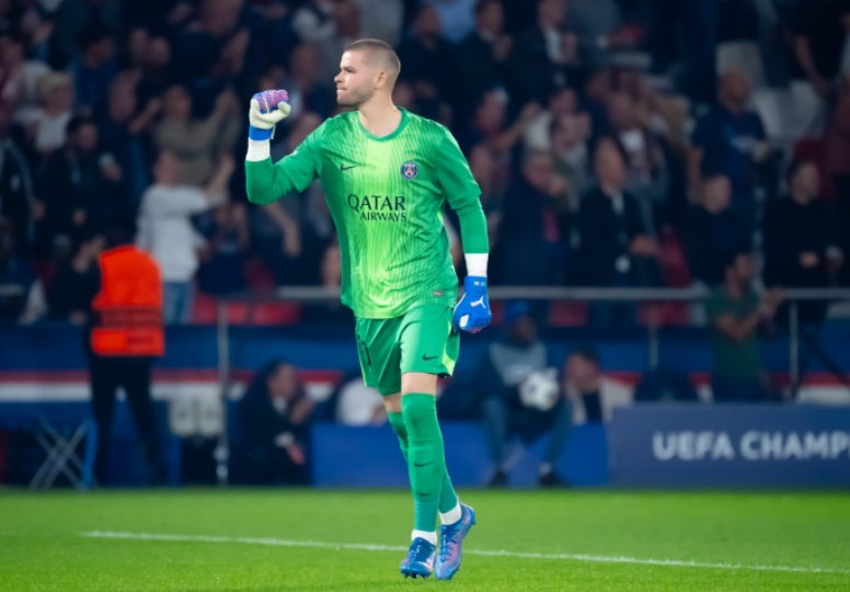 法甲赛场惊魂:巴黎门将舍瓦利耶受伤后的豁达感悟