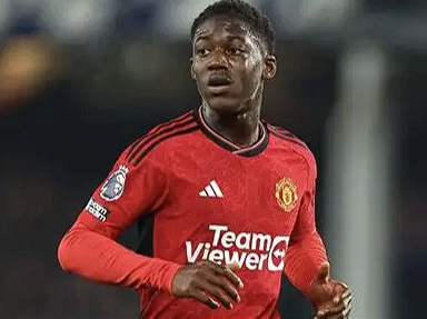 曼联中场梅努冬窗离队风波：现状、过往与未来走向