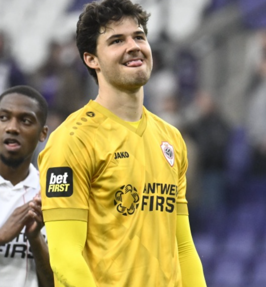 曼联门将更迭：拉门斯崛起与奥纳纳对比下的战略抉择