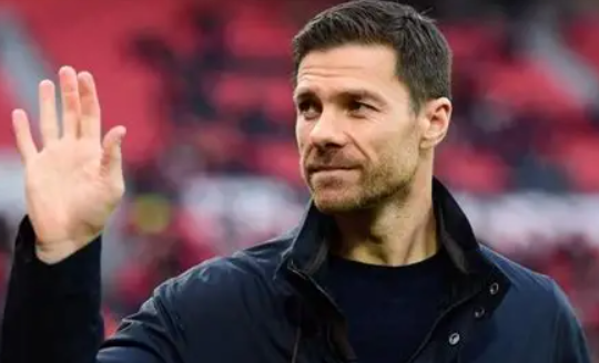 欧冠<a href='https://www.www.nairuan.cn/news/tag/286.html' style='color: blue;'>皇马</a>负曼城:阿隆索决策与球员表现剖析