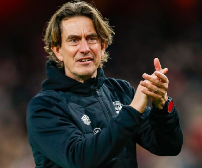 热刺帅位风波：弗兰克面临<a href='https://www.www.nairuan.cn/news/tag/1129453.html' style='color: blue;'>挑战</a>，俱乐部力挺待转机